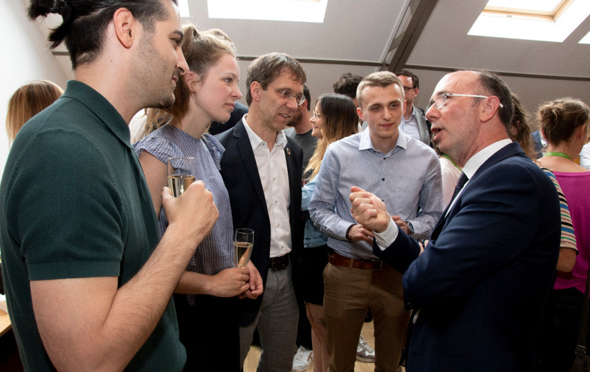 De winnaars van de HERA Award Sustainable Democracy 2023 uitgenodigd door het Parlement van de Federatie Wallonië-Brussel