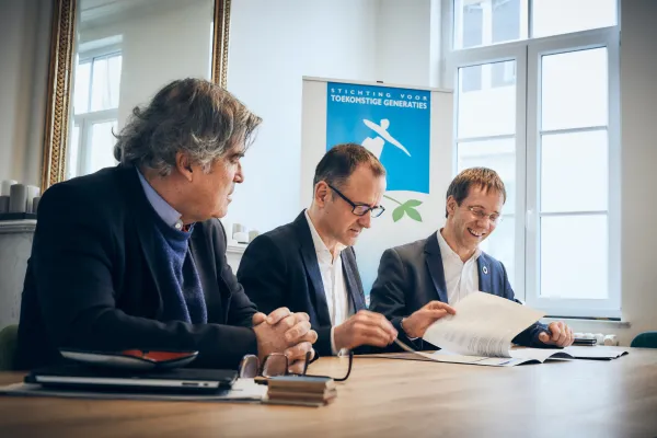 Fonds Aether signature.jpg