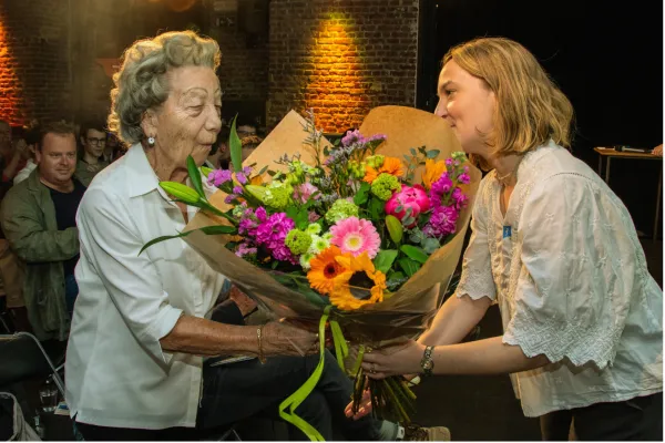 soutien d'une m&eacute;c&egrave;ne &agrave; une jeune