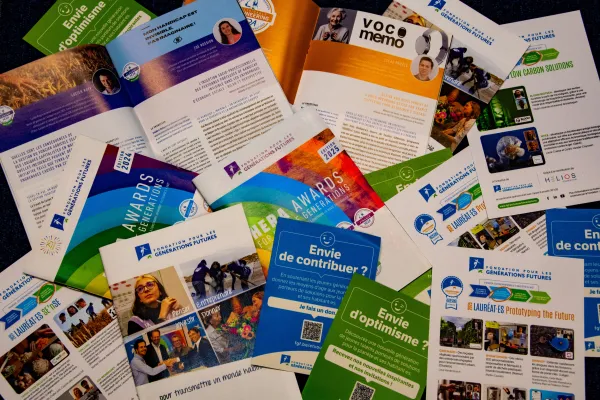 photos publications &eacute;parpill&eacute;es - flyers rapports d'activit&eacute;s envie d'optimisme brochure.jpg